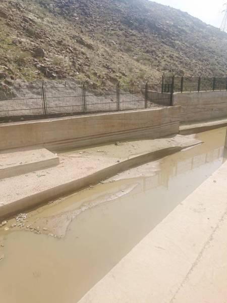 



السكان ناشدوا بلدية العمرة التدخل سريعاً ومعالجة التسربات من الحوض.