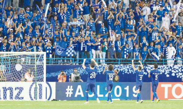 



 فرحة لاعبي الهلال عقب الفوز على أوراوا الياباني في ذهاب نهائي دوري أبطال آسيا.