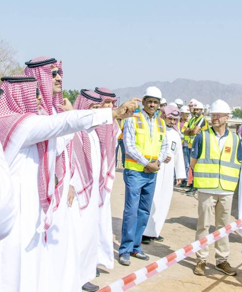 



الأمير فيصل بن سلمان يقف على مشروع تأهيل وادي العقيق. (عكاظ)