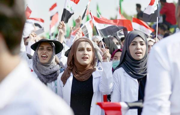 طالبات عراقيات خلال مظاهرات مناهضة للحكومة في مدينة النجف أمس .(أ.ف.ب)