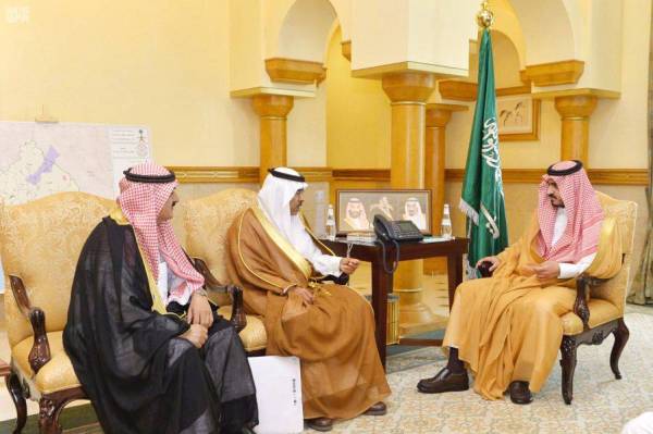 



الأمير بدر بن سلطان مستقبلاً رئيس منتدى الإدارة والأعمال.