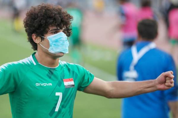 



لاعب المنتخب العراقي يرتدي كمامة تضامنا مع انتفاضة الشارع العراقي.