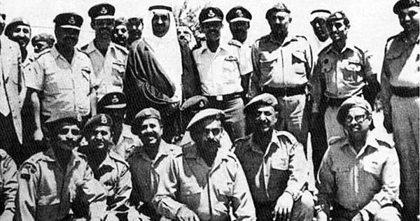 



الملك فهد متوسطا الجنود السعوديين في سوريا عام 1973.
