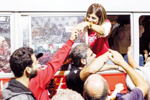 



 لبنانيون يصافحون متظاهرين على حافلة تحمل محتجين في رحلة عبر البلاد أمس الأول. (أ.ف.ب)