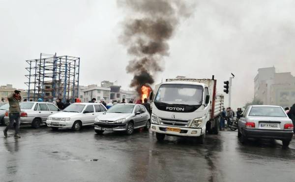 



 إيرانيون يوقفون حركة المرور بترك مركباتهم في شوارع رئيسية احتجاجا على رفع أسعار المحروقات.  (متداولة)