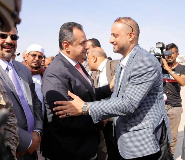 



رئيس الوزراء اليمني مصافحاً مستقبليه أثناء وصوله إلى عدن أمس. (إعلام الشرعية)