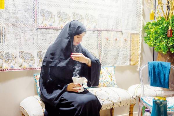 



سيدة في ركن العطور الشرقية بمعرض «أنا عربية»، الذي اختتم في واجهة الرياض، أمس. (تصوير: سامي بوقس)