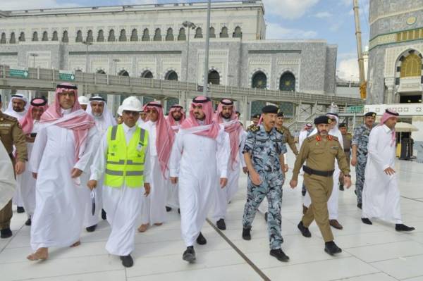 الأمير بدر بن سلطان متجولاً في المسجد الحرام.