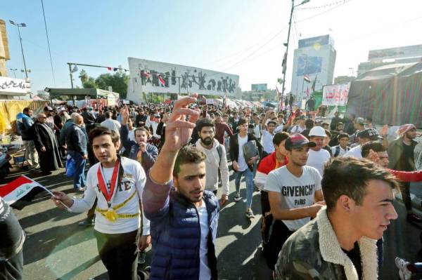 



عراقيون يتظاهرون ضد الحكومة في ميدان التحرير أمس.( ا ف ب)
