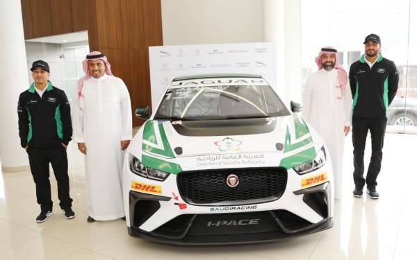 



رئيس اتحاد السيارات الأمير خالد بن سلطان الفيصل مع سيارة الفريق السعودي في «الفورمولا إي».