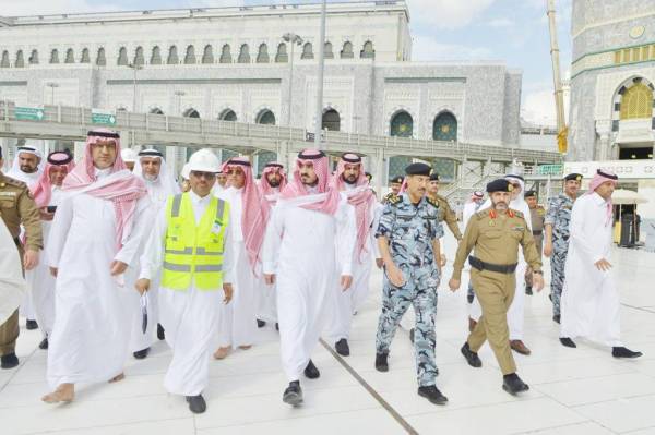 



الأمير بدر بن سلطان متجولاً في المسجد الحرام.