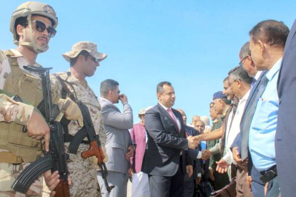 



رئيس الوزراء اليمني معين عبد الملك لدى وصوله عدن  منذ يومين في إطار تنفيذ اتفاق الرياض.  أ ف ب)
