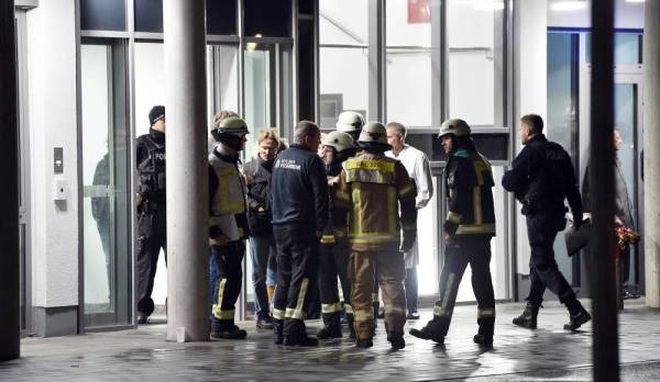 



قوات الشرطة ومسعفون أمام المستشفى بعد تعرض ابن الرئيس الألماني السابق للطعن. (أ.ف.ب)