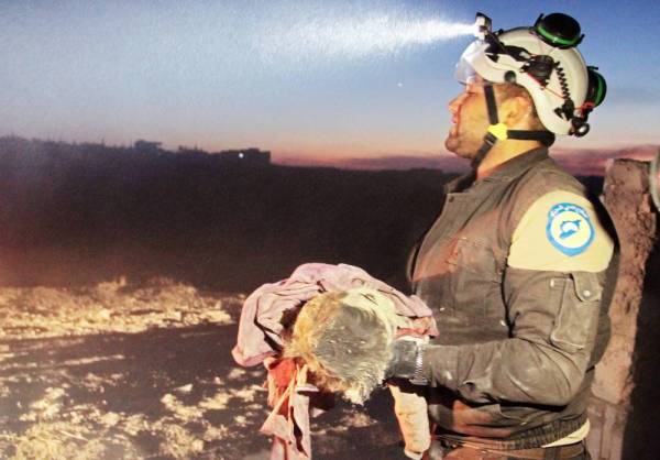 



 أحد أفراد الدفاع المدني السوري (الخوذ البيض) يحمل طفلة قتلت إثر غارة جوية روسية على بلدة معرة النعمان في محافظة إدلب. (أ.ف.ب)