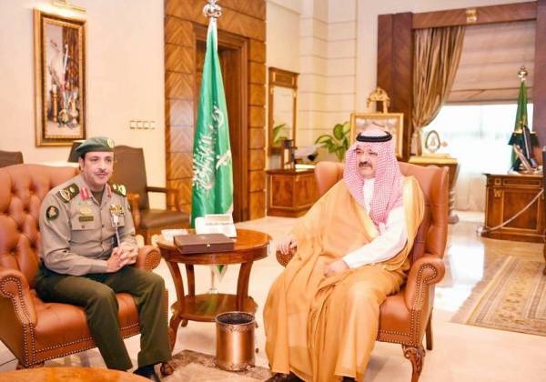 



الأمير مشعل بن ماجد مستقبلا مدير عام الجوازات منطقة مكة.