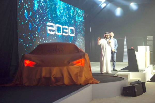 



«سيارة 2030» قبل إزاحة الستار عنها.