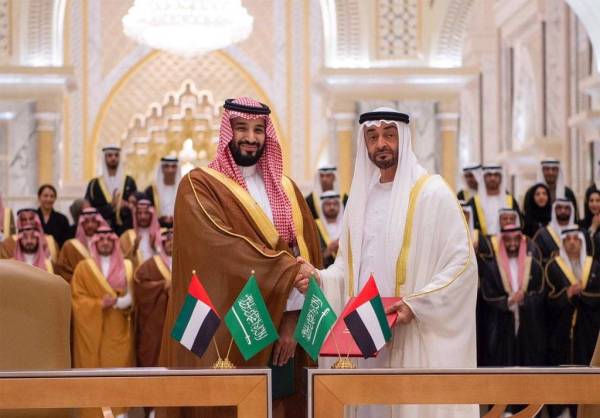 الأمير محمد بن سلمان مصافحا الشيخ محمد بن زايد