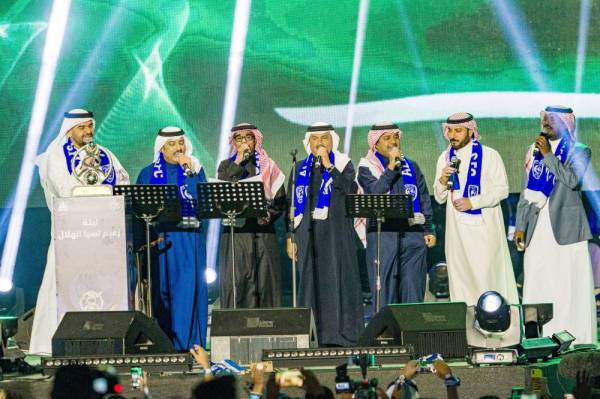 


الفنانون السبعة أثناء أداء أغنية (كلنا سلمان كلنا محمد).