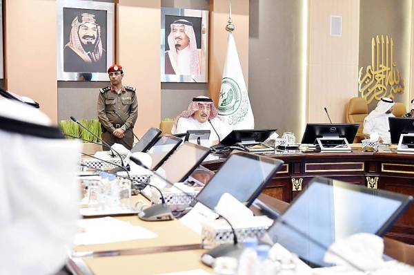 



الأمير محمد بن ناصر مترئساً اجتماع اللجنة. (عكاظ)