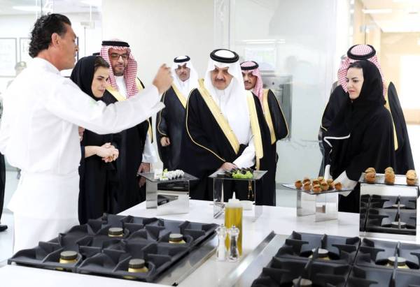 



الأمير سعود بن نايف خلال تدشين «زادك».