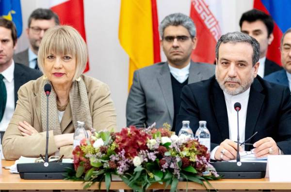 



 الاجتماع المشترك بين مسؤولين أوروبيين وإيرانيين في فيينا لإنقاذ الاتفاق النووي أمس. (أ ف ب)