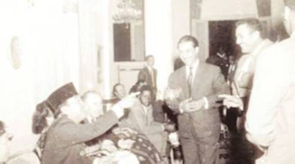 



الرئيس الإندونيسي السابق سوكارنو يتحدث إلى العليان في الستينات.