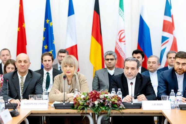 



مسؤولون إيرانيون وأوروبيون خلال اجتماع فيينا الجمعة الماضي. (أ.ف.ب)