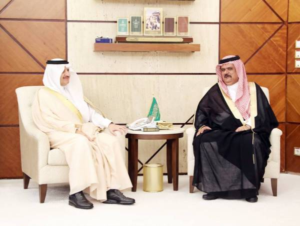 



الأمير سعود بن نايف ملتقيا الدكتور سامي العبيدي.