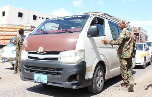 



جنديان يمنيان يوقفان طابور سيارات للتفتيش ضمن خطة ملاحقة الإرهابيين في عدن أمس. (أ.ف.ب)