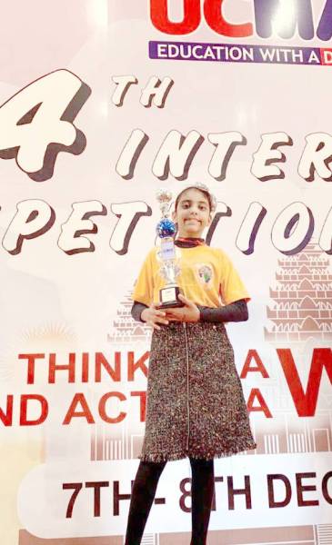 


دارين الزايدي تتسلم جائزة المركز الثالث في المسابقة العالمية في كمبوديا، أخيرا.
