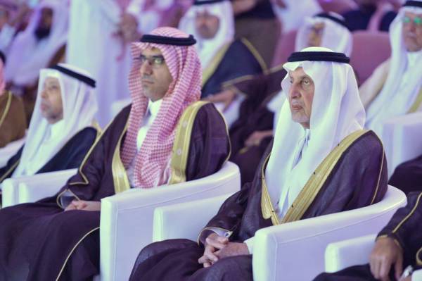 



الأمير خالد الفيصل يتابع الندوة الثقافية.