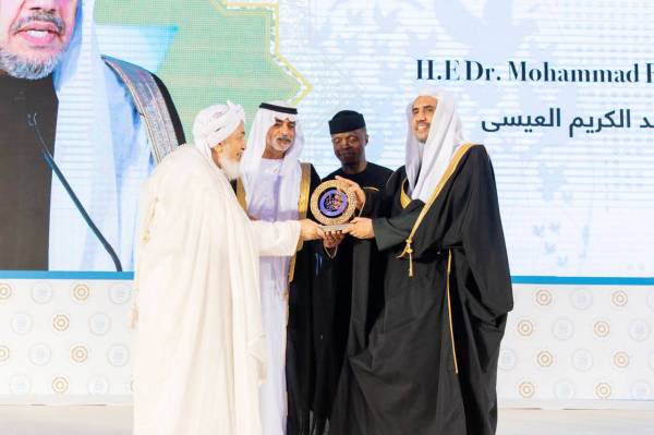 وزير التسامح الإماراتي يُسلّم د.العيسى جائزة تعزيز السِّلم.