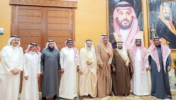 



الأمير حسام بن سعود مع أفراد الأسرتين. (عكاظ)
