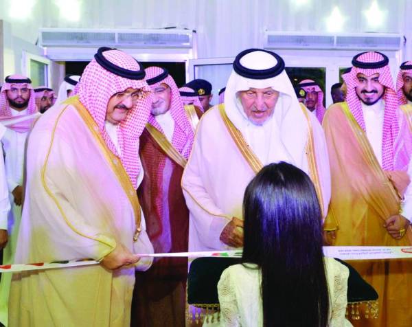 



الأمير خالد الفيصل يداعب طفلة خلال افتتاح المعرض بحضور الأمير مشعل بن ماجد والأمير بدر بن سلطان.