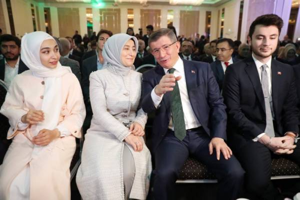 



 أوغلو برفقة زوجته خلال مؤتمر صحفي للإعلان عن إطلاق حزبه الجديد في أنقرة أمس. (أ ف ب)