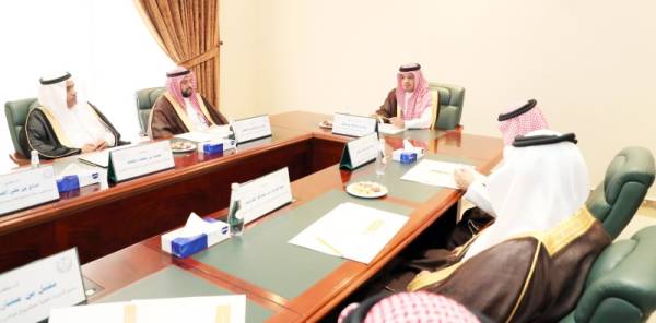 



 الأمير فهد بن عبدالله بن جلوي خلال ترؤسه الاجتماع.