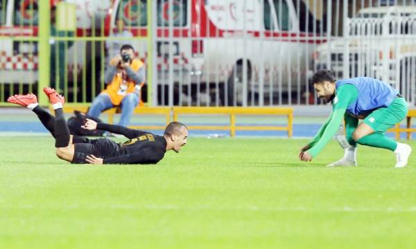 احتفالية خاصة للاعبي الرائد عقب الانتصار على الشباب في الدوري.