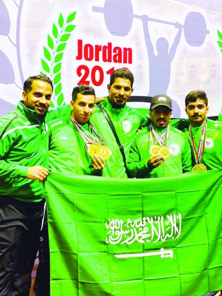 



لاعبو المنتخب السعودي لرفع الأثقال أثناء التتويج بالميداليات في البطولة العربية.