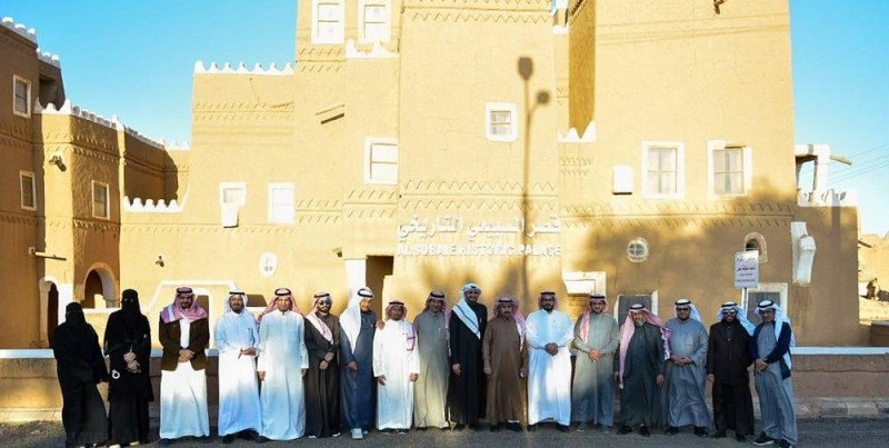 أعضاء «إعلاميون مبادرون» في زيارة لقصر السبيعي التاريخي. (تصوير: محمد الدواس)