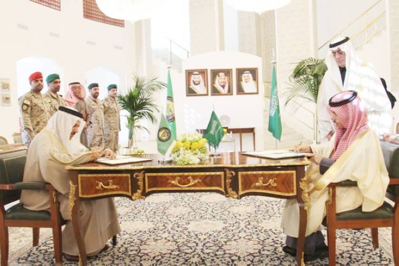 



وزير الخارجية خلال توقيع الاتفاقية مع أمين عام مجلس التعاون الخليجي في الرياض أمس.
