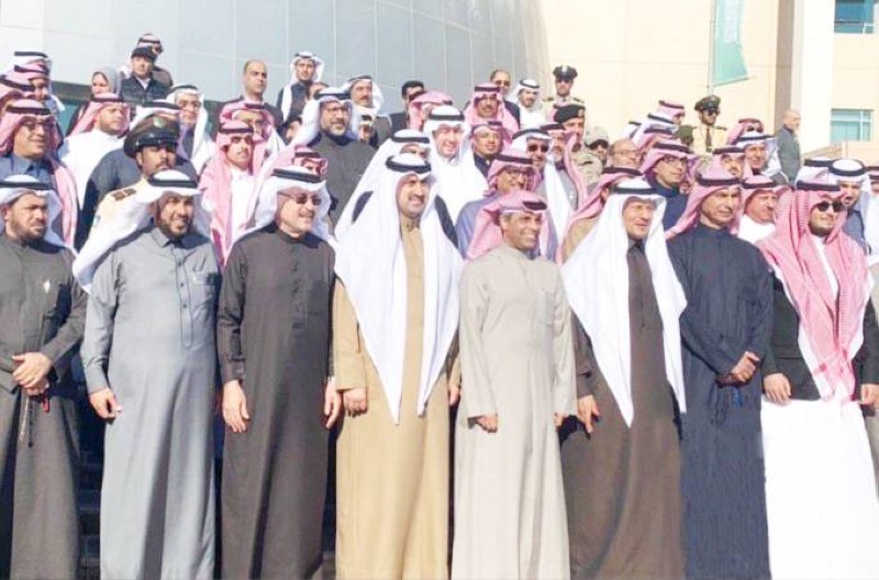 



وزير الطاقة الأمير عبدالعزيز بن سلمان ونظيره الكويتي وعدد من المسؤولين عقب توقيع الاتفاقية في الخفجي أمس (الأربعاء) .