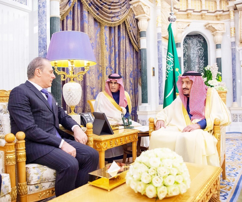 



الملك سلمان بن عبدالعزيز مستقبلا السفير الإيطالي. (واس)