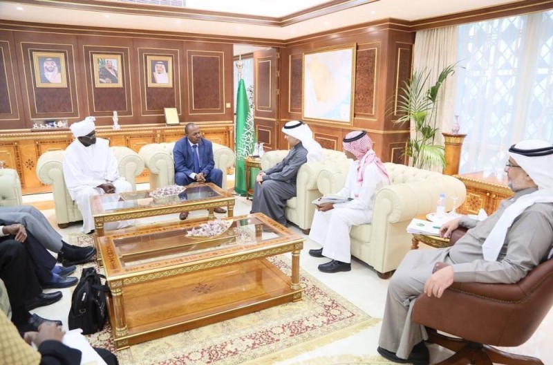 وزير الزراعة مستقبلاً وزير الثروة الحيوانية السوداني. (عكاظ)