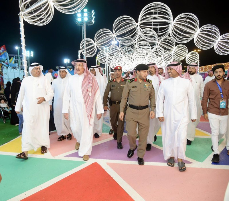 الأمير محمد بن ناصر خلال الزيارة.