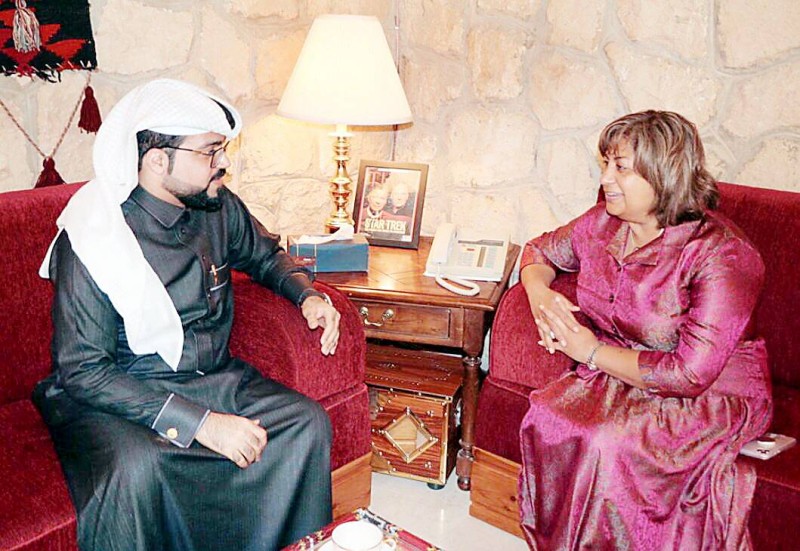 



القنصل الأمريكي راتشنا كورهونن أثناء حديثها للزميل عبدالله الغزال.