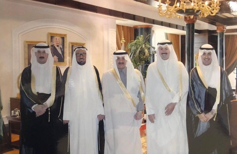 الأمير فهد بن سلطان في صورة مع عباس حبيب المناور وعدد من أبنائه