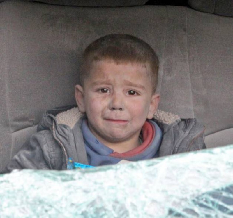 



طفل سوري يبكي من الذعر داخل إحدى السيارات التي تهشم زجاجها نتيجة لقصف طائرات الأسد أحد الأحياء السكينة في إدلب أمس الأول. (أ.ف.ب)