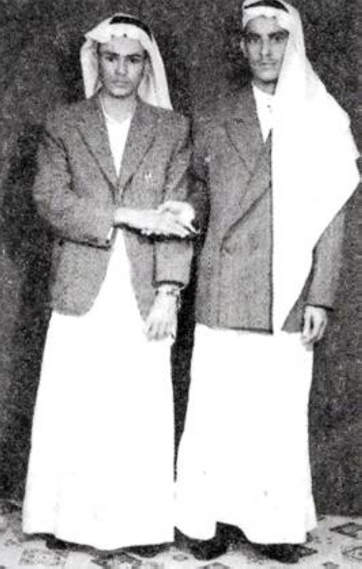 آل زلفة (يسار) مع أخيه ثابت بالخبر في الستينات.
