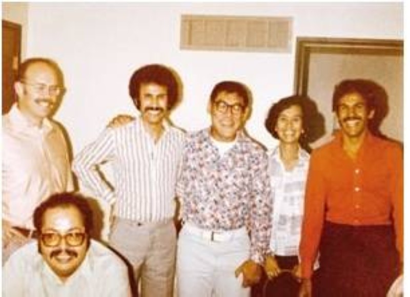 



آل زلفة (الثاني من اليسار) مع زملاء الدراسة في كنساس سنة 1977.