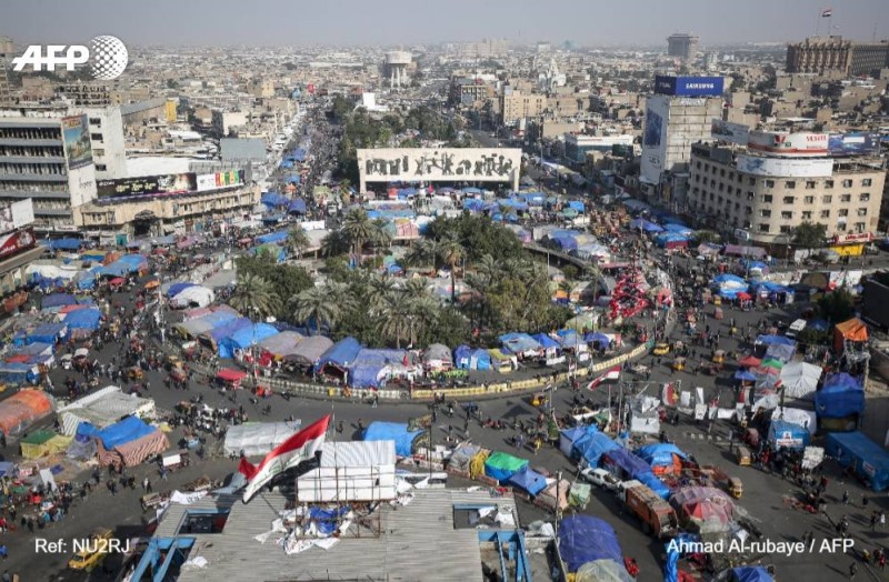 ساحة التحرير وسط بغداد تكتض بمخيمات المحتجين أمس الاول .(أ.ف.ب)